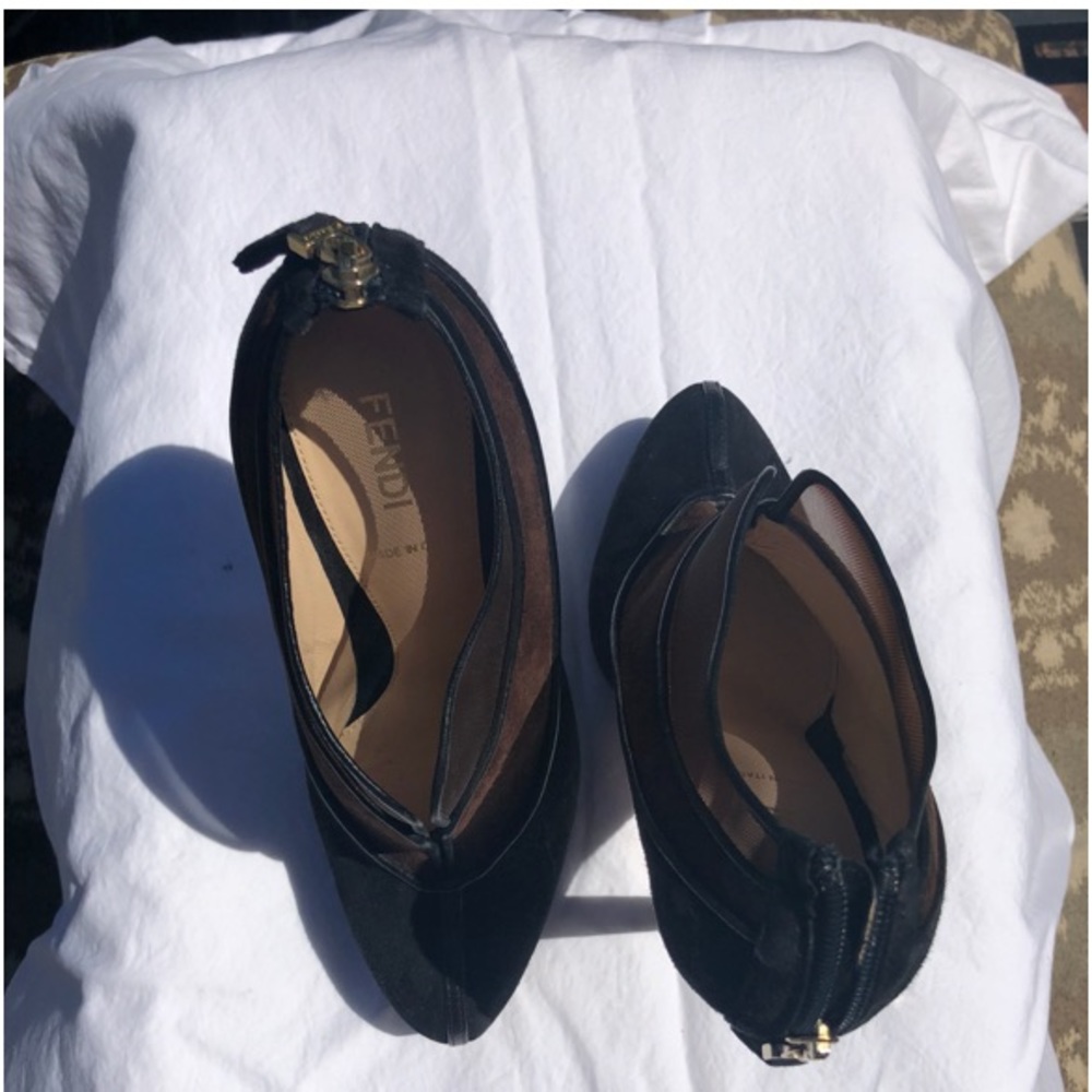 Excellent Fendi black and brown pumps